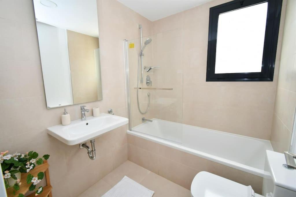 Ferienwohnung Casa Kerr - Luxury Apt - Sleeps 9 - Los Boliches Málaga Exterior foto
